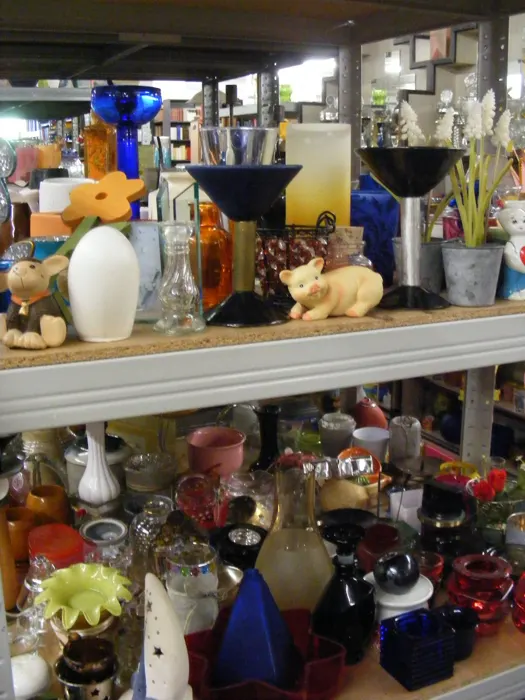 Die Boutique im Sozialkaufhaus mit Glas, Porzellan und besonderen Stücken