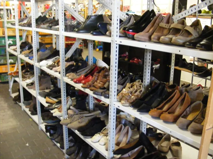 Ein ganzes Regal voller Schuhe