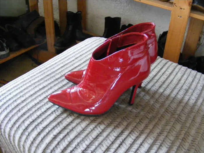 Rote Stiefel suchen neue Füße